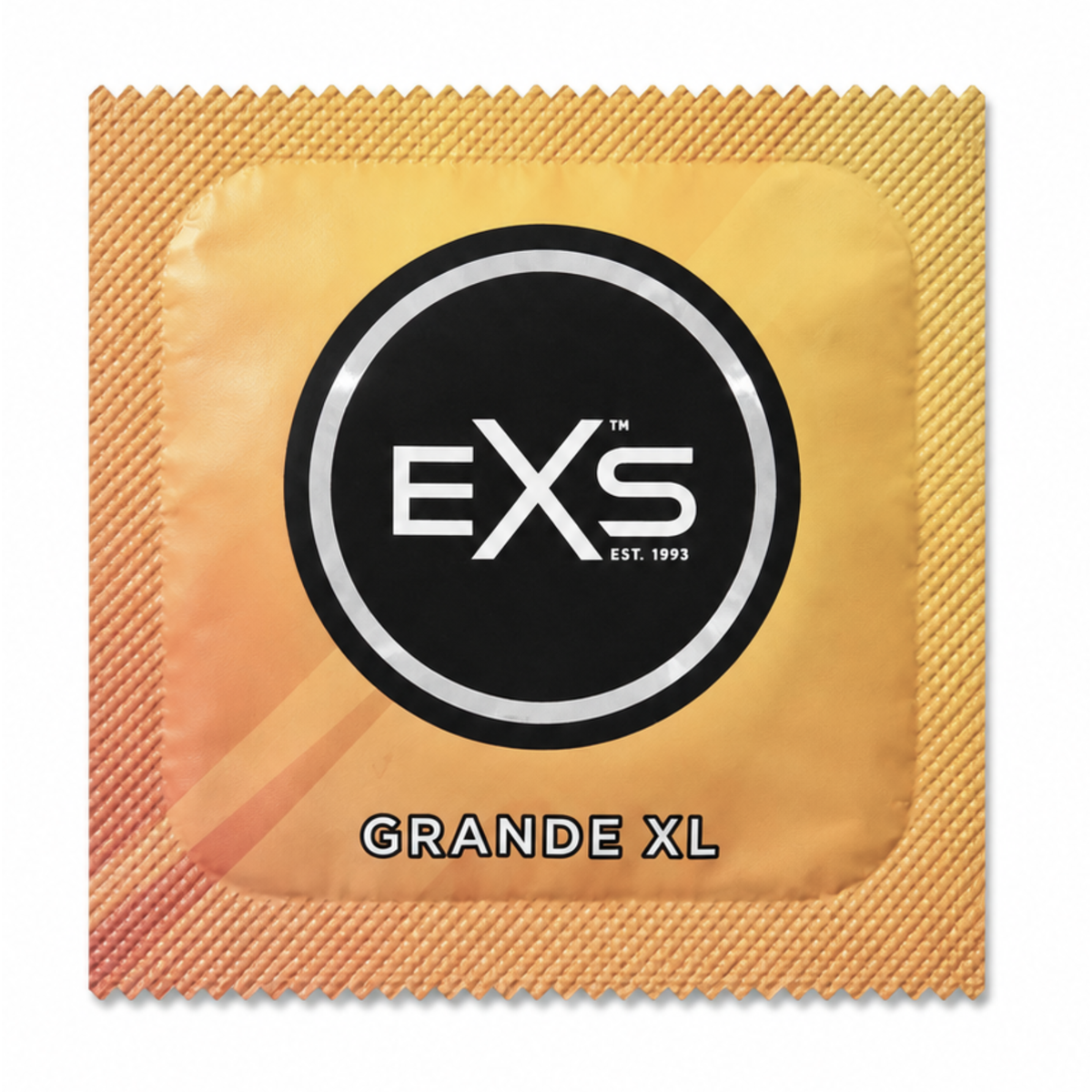 Close-up front view of a single gold/peach EXS Grande XL condom foil wrapper centered with the black EXS logo and "GRANDE XL" text. Imagen principal del producto