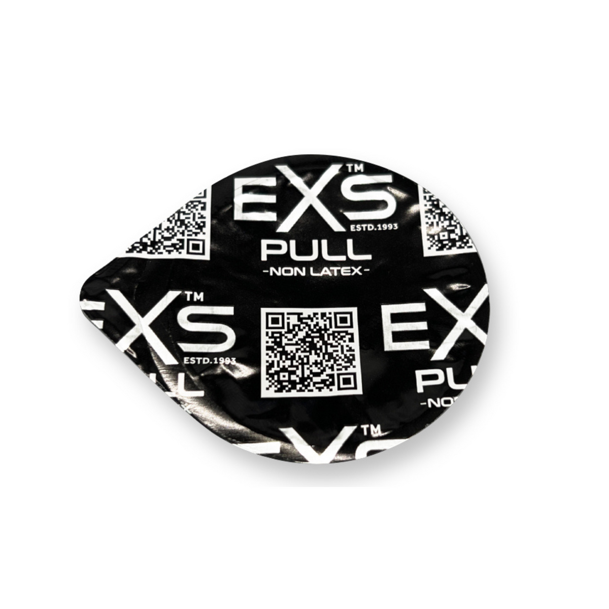 An image of a single, black-and-white foil-wrapped condom packet from the brand EXS. The wrapper is marked with the brand's logo, which features the text "EXS PULL" and "ESTD. 1993." A QR code is visible in the center of the packet. The product is labeled as "NON LATEX." Imagen principal del producto