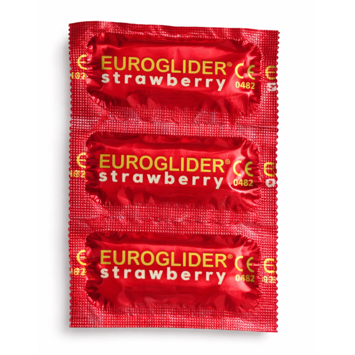 Direct top-down view of a 3-pack strip of EuroGlider Strawberry condoms in metallic red foil packaging with yellow branding and CE markings. Imagen principal del producto
