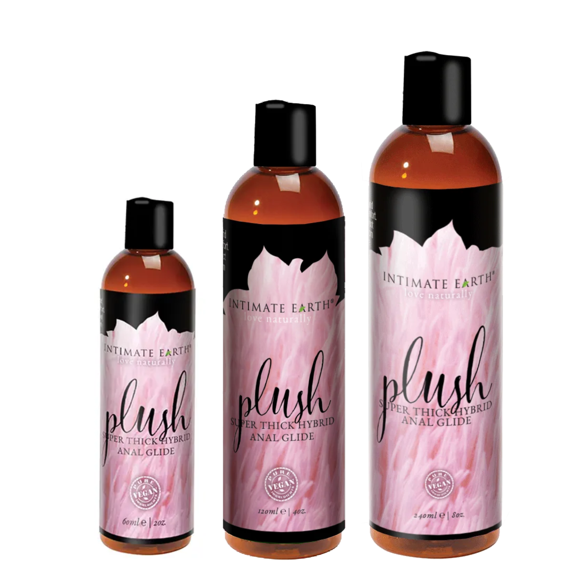 Size comparison shot showing three amber bottles of Intimate Earth Plush super thick hybrid anal glide standing side by side in 60 ml (2 fl oz), 120 ml (4 fl oz), and 240 ml (8 fl oz) capacities. Imagen principal del producto