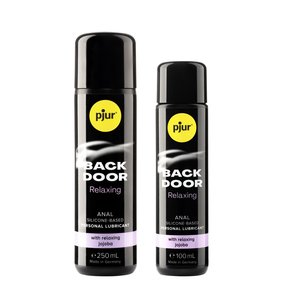 black bottles of Pjur Back Door Relaxing personal lubricant are lined up against a white background, decreasing in size from left to right. Each bottle has a yellow circular "pjur" logo at the top left. Below the logo, the words "BACK DOOR" are prominently displayed in white, with "Relaxing" written in a light purple banner underneath.  Imagen principal del producto