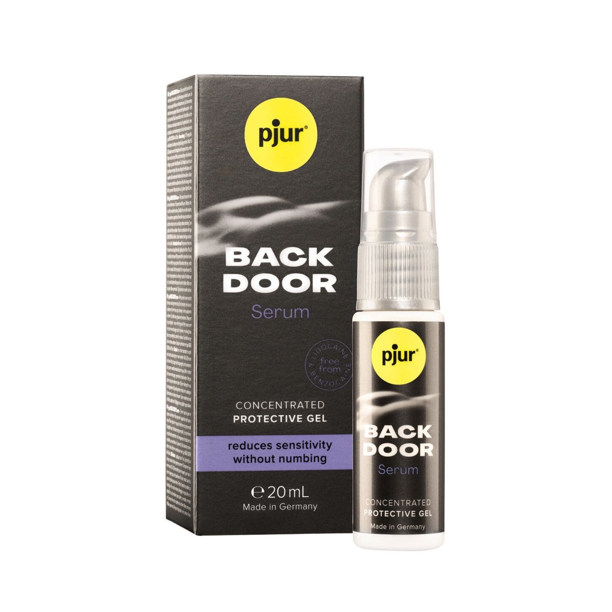 A gray box and a clear pump bottle of Pjur Back Door Serum are shown against a white background. The box stands upright on the left, featuring the yellow "pjur" logo, "BACK DOOR Serum," "CONCENTRATED PROTECTIVE GEL," and "reduces sensitivity without numbing" in purple. The clear bottle with a silver and black pump echoes the box's design. Imagen principal del producto